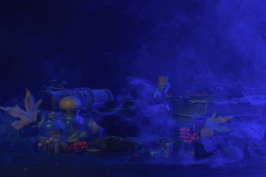 Cadılar Bayramı cadı masasında sihirli iksir, buhar, eski kitaplar, böğürtlenler, şişeler, sonbahar yaprakları. Konsept tasarım için fantezi mavi kart. 