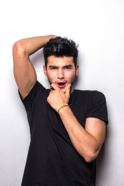 Siyah tişörtlü, maço bir adam. Duygularını uydur.