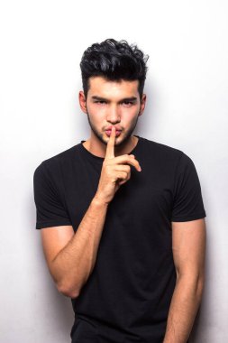 Şişşt işareti, siyah tişörtlü yakışıklı adam duygular uydurma.