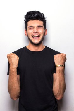 Siyah tişörtlü mutlu adam, çığlık atıyor. Başarı ifadesi