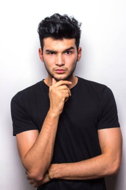 Siyah tişörtlü ciddi bir Asyalı.