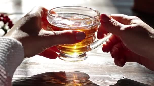 Kobieta Pije Gorącą Herbatę Parującej Przezroczystej Filiżanki Drewnianym Stole Bliska — Wideo stockowe