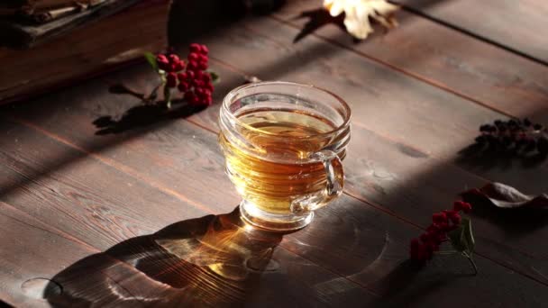 Gorąca Herbata Przezroczystej Parze Filiżanki Drewnianym Stole Słoneczny Dzień Zdrowy — Wideo stockowe