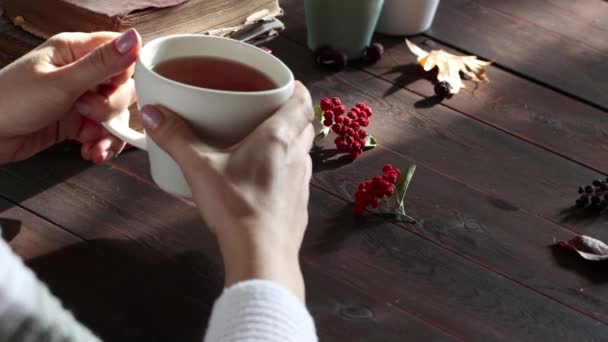 Žena Pije Horký Čaj Bílém Šálku Kouřící Dřevěném Stole Zblízka — Stock video