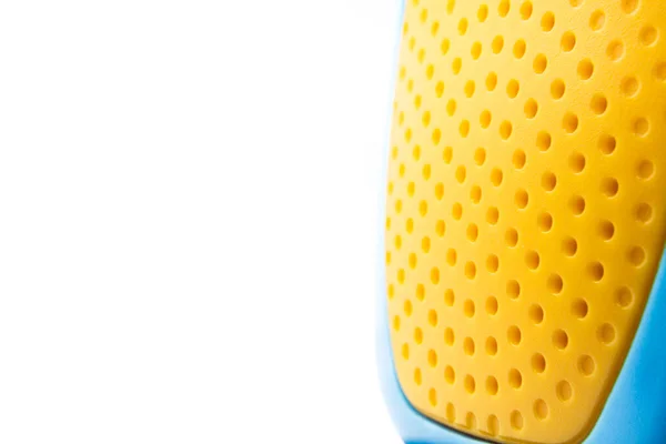 Sarı Delinmiş Oyuncak Telsiz Elemanı, Hoparlör. Beyaz arka planda izole edilmiş. Plastik İşlem, Öl ve Yumruk, CNC Milling