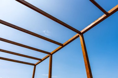 Tahta Pergola Kiriş Yapısı Açık Mavi Gökyüzüne Karşı, Minimum Modern Teras Mimarisi Açık Hava Tasarımı