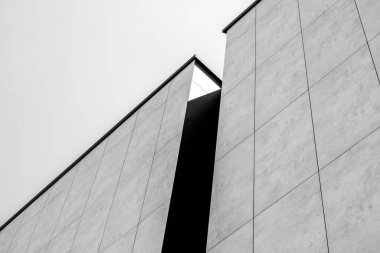 Modern Seramik Kaplama Cephesi 'nin Soyut Açısı Dar Gökyüzü Boşluğu, Asgari Siyah ve Beyaz Şehir Mimarisi