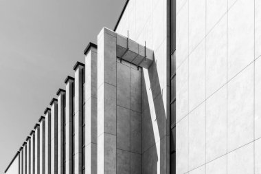 Sert Günışığı Minimalist Siyah ve Beyaz Mimari Arkaplan Beton Kolonları ile Modern Geometrik Bina Cephesi