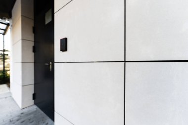 Geniş Beyaz Duvar Panelleri ile Modern Bina Girişi Kusursuz Çizgiler ve Temiz Çağdaş Mimari