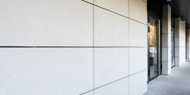 Beyaz Kaplama Panelleri Temiz Izgara Çizgileri ve Pürüzsüz Mimari Bitiş