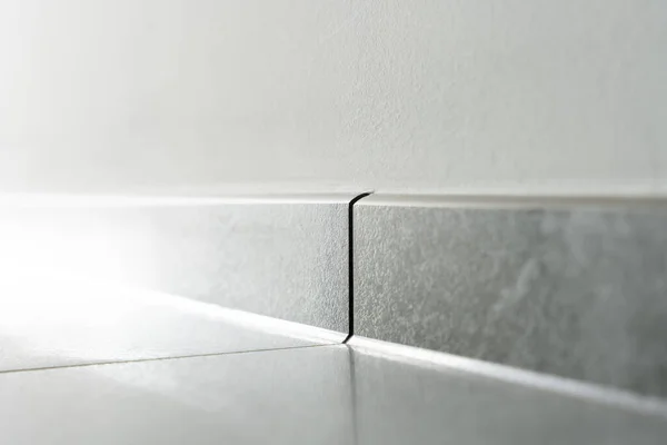 Döşeme Tahtası ve Duvar Eklemleri Modern İç İnşaat Ayrıntılarını ve Malzeme Kalitesini Gösteriyor