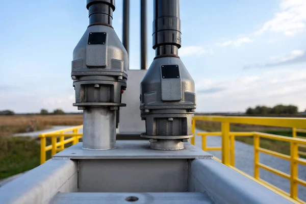 Endüstriyel metal valfler açık havada mavi gökyüzüne karşı mühendislik ve altyapı kullanımı için