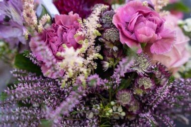 Ayrıntılı Çiçeklerle Pembe ve Mor Düğün Çiçeklerinin Yakın Çekimi