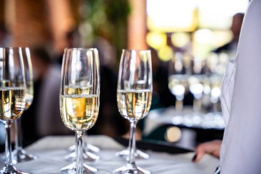 Kutlama düğün resepsiyonunda servis masasında şampanya kadehleri.