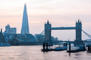 Tower Köprüsü ve Thames Nehri 'nin üzerindeki Çömlek Londra Skyline Seyahat Tarihi Görünümü