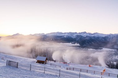 Sunrise Over Winter Ski Tatil Köyü. Kar Dağları Eğim Alanı. Kış Spor Faaliyetleri Turizm Geçmişini Seyahat Ediyor