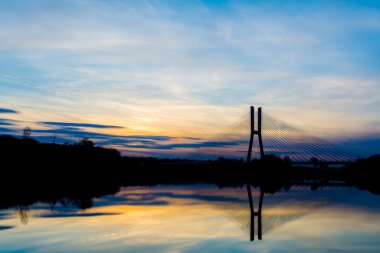 Günbatımında Nehrin Üzerinde Kablo Köprüsü Sudaki Yansıma, Akşam Gökyüzü Bulutları Arkaplanı Mimarisi