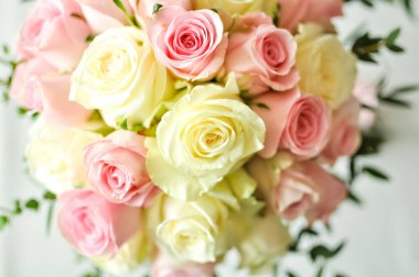 Pembe ve Beyaz Güller 'in düğün buketi Aşk İçin Romantik Gelinlik Kutlaması