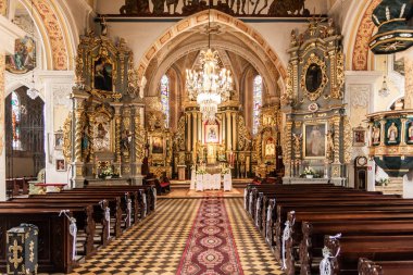 Barok Kilisesi 'nin içini altın sunaklar ve avizelerle donatın. Dini Mimarlık. Kilise Düğün Dekorasyonu
