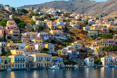 Liman Denizi kıyısındaki Symi Köyü Renkli Evleri Yunanistan Adası Mimarisi. Yunanistan Tanıtımını Seyahat Etti