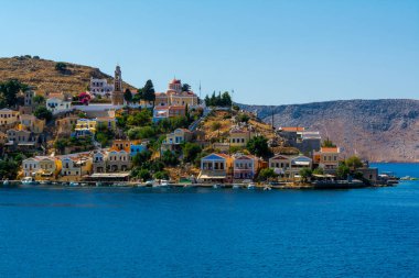 Symi Liman Köyü Yunanistan 'da Renkli Ev Adaları Rıhtım Kıyısı Mimarisi Seyahat Sahnesi