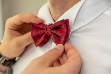 Eller Kırmızı Kareli Bowlingi Beyaz Gömlek Yakasına, Damat Düğünü Erkek Kravatı ve Resmi Hazırlık