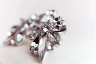 Parlak Gümüş Kristal Broş Mücevher Kapanışı Düğün Moda veya Akşam Parlaklığı İçin Şık Gelin Aksesuar Detayı