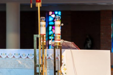 Katolik Kilisesi sunağı. Mumlar. Ambulans ve Edebiyat İbadet Töreni Öğretim Üyesi.