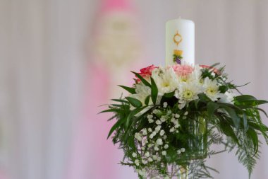 Yumuşak Pastel Dekorasyon Seremonisi İçin Çiçek Ayarlı Beyaz Mum