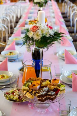 Kutlama Etkinliği İçin Çiçekli Mum ve Şekerlemeli Tatlı Masası