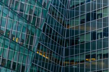 Yansıtıcı Yüzü ve Geometrik Yapısal Çizgileri Olan Modern Cam Mimari