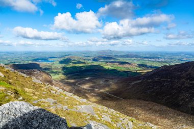 Geniş Dağ Panorama Vadisi Bulutları Kırsal Araziler üzerinde Gökyüzü, Gölgeler Vista Yürüyüşü