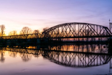 Old Steel Bridge Truss Silueti Gün Batımında Nehir Yansıması, Alacakaranlık Manzarası Seyahati