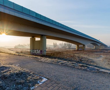 Sabah Köprüsü Donmuş Nehir Üstgeçidinde Gün doğumunda, Kış Ulaşım Altyapısı