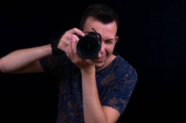 Gülümseyen Fotoğrafçı, DSLR Kamerası Yakın Çekim Lens Odaklanıyor. Kara Arkaplan. İçerik Oluşturucu Katkıda Bulunucu