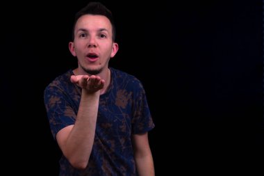 Erkek Öpüşme Hareketi Dudaklar El Sevgisi Kara Arkaplan Romantizm Mesajı