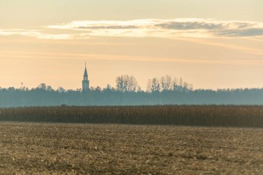 Gün doğumunda Tarlaların Ötesindeki Uzak Kilise Kulesi, Minimal Kırsal Manzara Tarihi, Altın Renkli