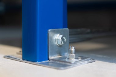 Mavi Posta Üssünde Çelik Bilezik ve Çelik Parantez, Kapalı İnşaat Donanım Bağlantısı