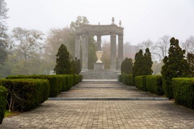 Taş Anıt, Simetri ve Bahçe Mimarisine Giden Sisli Park Yürüyüşü