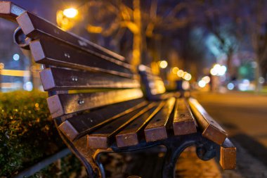 Boş Park Geceleri Bench, Sokak Işıkları Bokeh, Sessiz Şehir Yürüyüşü