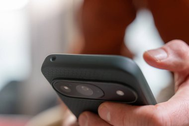 El ele tutuşan akıllı telefon yakın plan. Mobil Uygulama Kullan. Dokunmatik Ekran İletişim Teknolojisi