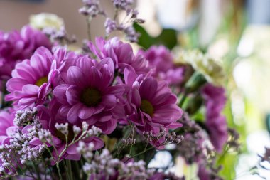 Çiçekçi Dükkanı için Pembe Çiçek Kapanışı Yıldönümü Hediyesi ve Romantik Kutlama