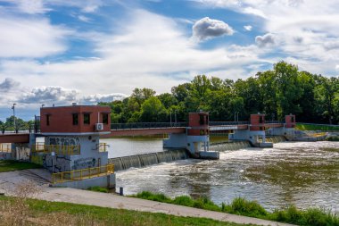 Opatowicki Suyu Oder Nehri 'nde, Dam Kapıları ve Sel Denetim ve Su İdaresi için Hidroteknik Altyapı Altyapısı olan Wroclaw' da