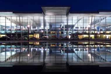 Wroclaw Havalimanı Terminal Binası Geceleri cam dış görünüş ve yansıma ile aydınlatılır