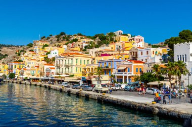 Renkli Neoklasik Evleri ve Liman Rıhtımı ile Yunan Symi Adası 'ndaki Symi Kasabası