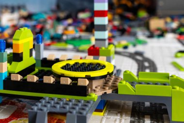 Renkli Lego Tuğlaları Yaratıcı Oyuncak Blokları ve Bina Ayrıntılarını Kapatın