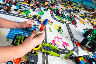 Lego Tuğlalarıyla Oynayan Çocuk Renkli Oyun Mat 'inde Roket Gemisi Yapıyor