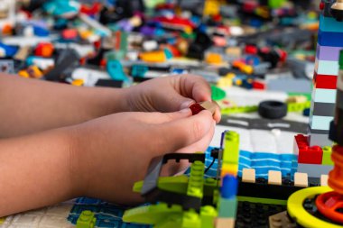 Çocuk Ellerinin Lego Tuğlalarıyla Oynaması İyi Motor Yetenekleri ve Koordinasyonun Gelişimini Destekliyor