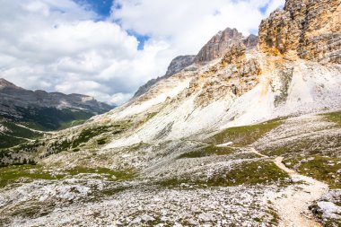 Dağlarda bir dağ yolu