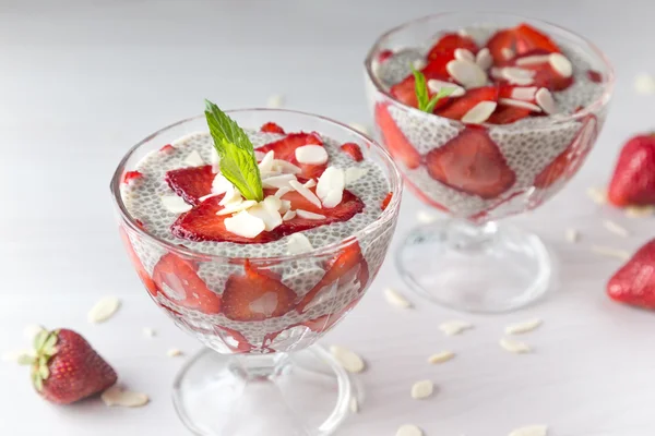 Pudim de sementes de chia com morangos — Fotografia de Stock